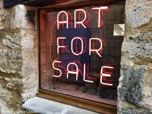 “ART FOR SALE” in neon lights display, photographed by Crista Cloutier.